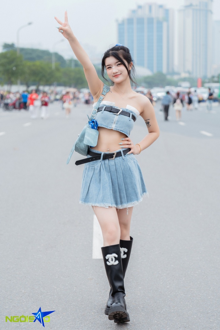 Trương Ngọc Ánh (22 tuổi) sở hữu phong cách phóng khoáng, cá tính. Cô diện áo ống denim với dây đai bản to tạo điểm nhấn lạ mắt, kết hợp cùng chân váy xếp ly tua nhẹ ở phần gấu. Phụ kiện ton sur ton với áo và váy tạo hiệu ứng thị giác liền mạch, thể hiện cá tính mạnh mẽ.