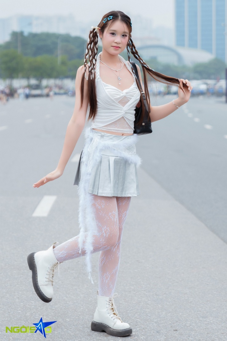 Huyền Trang (23 tuổi) đến từ Thanh Hóa. Cô thuê khách sạn cách địa điểm tổ chức khoảng 2 km, bắt đầu chuẩn bị trang phục, làm tóc và trang điểm từ 10h sáng. Ban đầu Trang mua vé hạng CAT C với vị trí ngồi xa, sau đó nhượng lại cho người khác và đổi sang vé GA1 giá 1,8 triệu đồng để được đứng gần sân khấu hơn.
