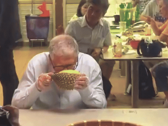 Bill Gates 'cau mày' khi ăn thử sầu riêng