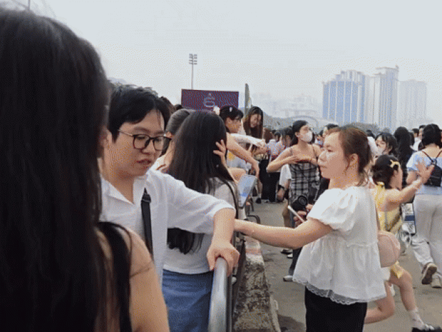 Khán giả trèo rào ở Mỹ Đình để vào xem concert Anh trai
