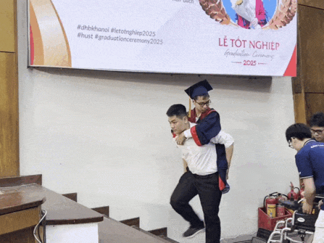 Nam sinh tái hiện '10 năm cõng bạn' ở lễ tốt nghiệp Bách khoa