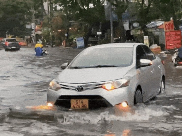 Mưa như trút ở TPHCM, xe chết máy hàng loạt, đường hoá sông