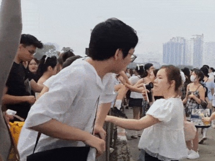 Khán giả trèo rào ở Mỹ Đình để vào xem concert Anh trai