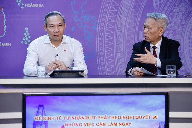 TS. Nguyễn Sĩ Dũng trao đổi với ông Phan Đức Hiếu. Ảnh VGP/Nhật Bắc.