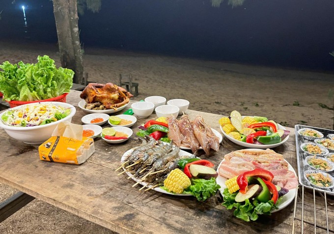 Ăn tối với hải sản và gà nướng ngay trên bãi biển. Ảnh: Thanh Tuyền