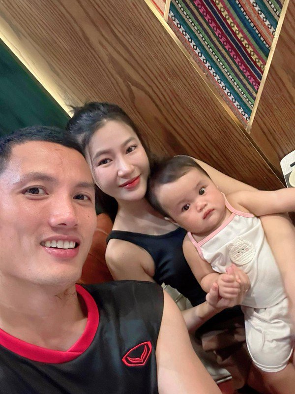 Cô nàng cùng con gái cũng thường xuất hiện ở những trận đấu quan trọng để ủng hộ ông xã.