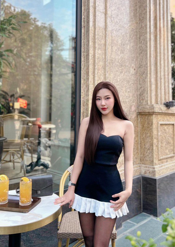 Trong loạt hình ảnh đời thường khác, Tường Linh thu hút ánh nhìn với vẻ đẹp nền nã nhưng không kém phần quyến rũ.