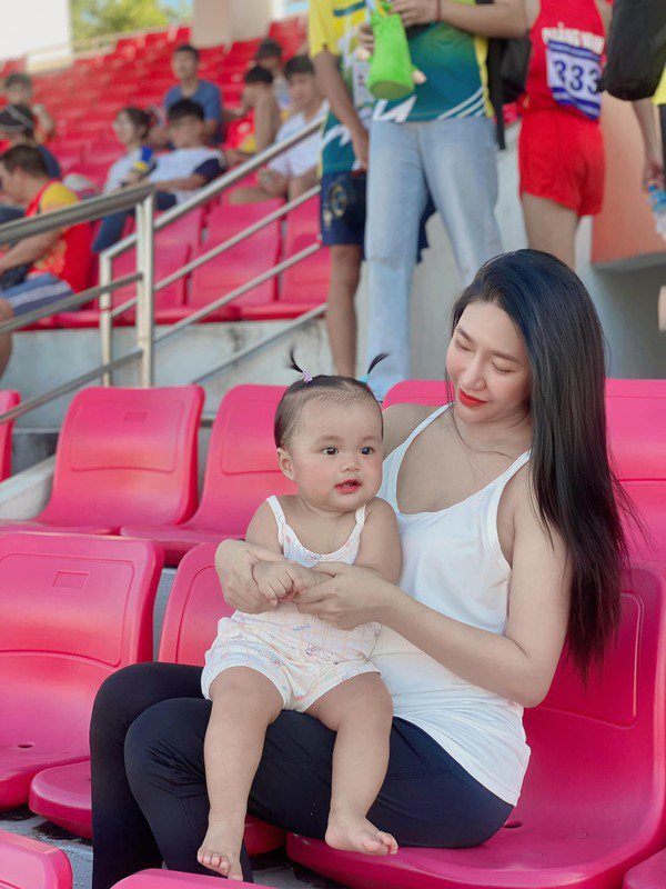Không chạy theo trào lưu hở bạo hay phô diễn hình thể quá đà, Tường Linh theo đuổi hình tượng “mẹ bỉm sữa hiện đại”, biết yêu thương bản thân, chăm chút ngoại hình nhưng vẫn giữ được sự thanh lịch, chuẩn mực.