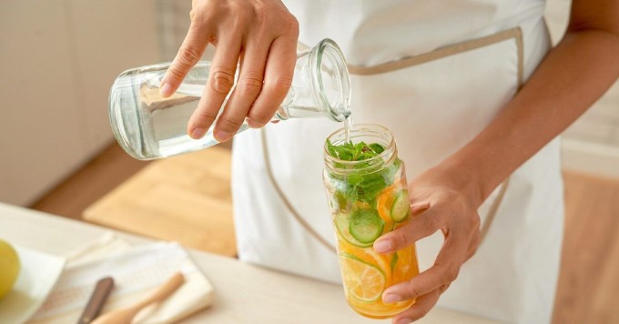 Uống nước ngâm trái cây hỗ trợ thải độc, tăng cường hiệu quả giảm cân.
