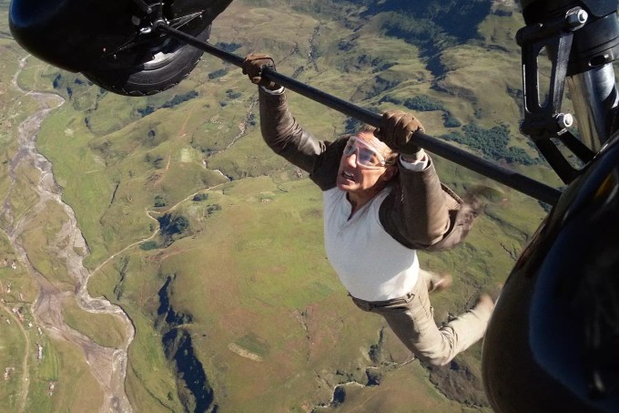 Tom Cruise thực hiện cảnh treo mình trên máy bay, không cần người đóng thế. Ảnh: Paramount Pictures