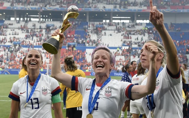 Các tuyển thủ Mỹ và chiếc cúp vô địch World Cup nữ 2019