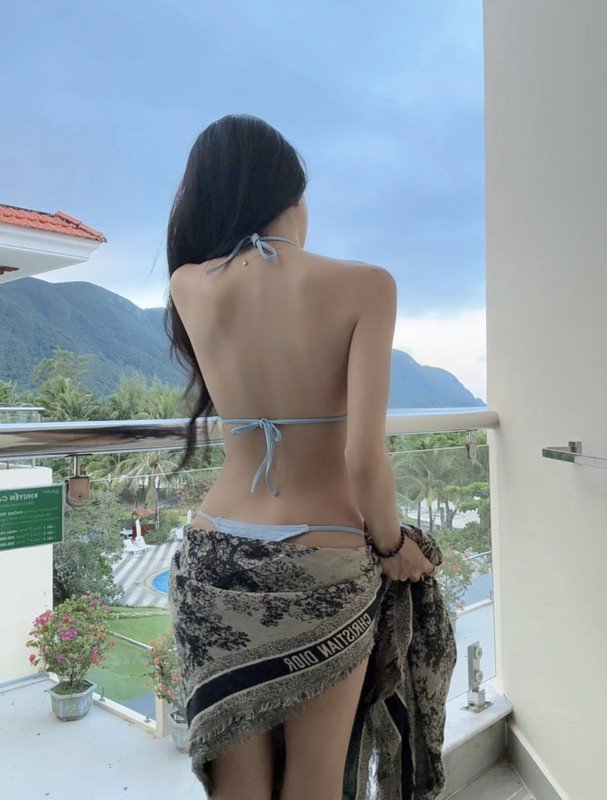 Với góc chụp từ phía sau, nữ MC xinh đẹp chẳng cần tận dụng tối đa nhan sắc vẫn thu về lượt tương tác lớn.