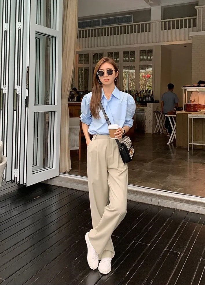 Quần ống rộng là một trong những thiết kế cơ bản được nhiều phụ nữ yêu thích, bùng nổ khoảng 5 năm trở lại đây. Thiết kế ghi điểm khi đem tới sự thoải mái, che khuyết điểm hiệu quả và dễ phối. Với dân công sở, bạn có thể kết hợp sơ mi và giày cao gót hoặc sneakers. Để bộ cánh thêm thời trang, bạn nên kéo cao tay áo, bỏ 2-3 hàng cúc đầu, để lộ dây chuyền. Ảnh: Pinterest