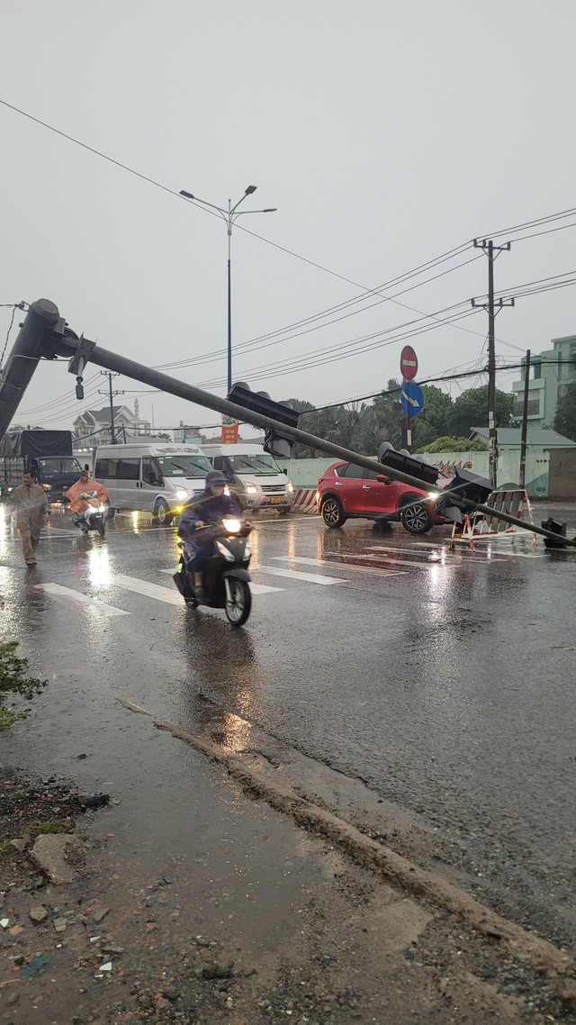 Trụ đèn tín hiệu giao thông trên Quốc lộ 13 đoạn qua TP Thuận An, tỉnh Bình Dương bị gãy đỗ