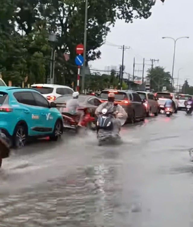 Hình ảnh ngập, kẹt kinh hoàng ở Bình Dương, Đồng Nai sáng 10-5 - 11