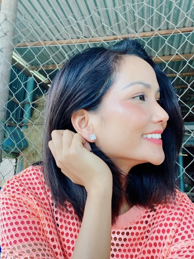 Từ khi đăng quang Hoa hậu Hoàn vũ Việt Nam 2017, H’Hen Niê nhiều lần bị đồn chỉnh sửa, phẫu thuật đường nét trên gương mặt khiến chiếc cằm trông sắc nhọn.