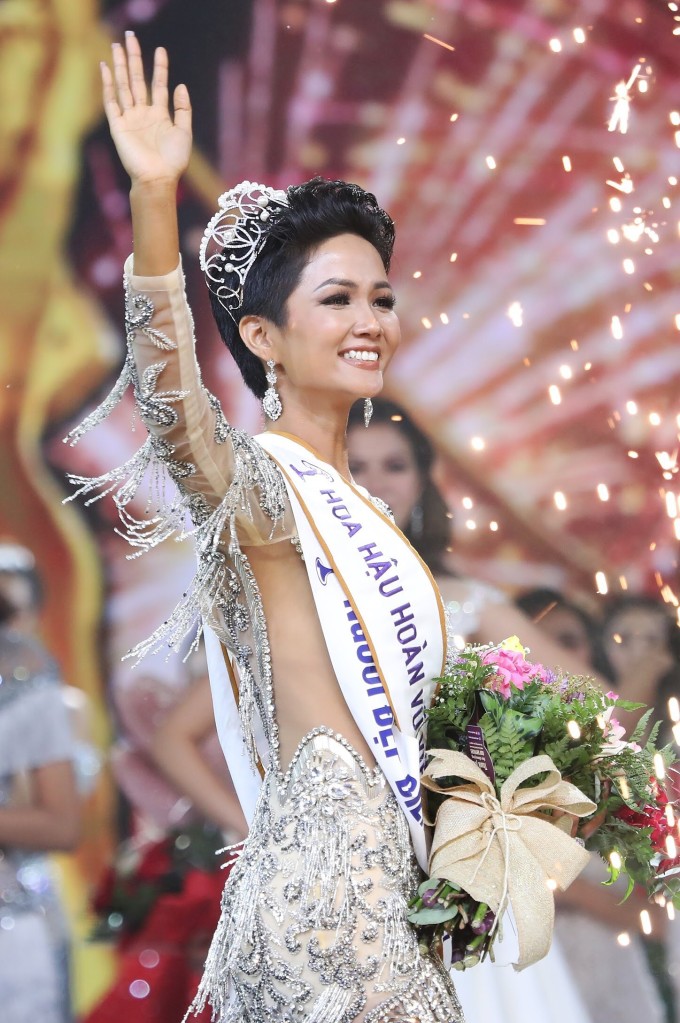 Nhan sắc H'Hen Niê&nbsp;khi đăng quang năm 2017.