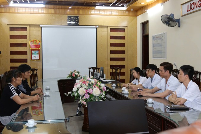 Thắng và người thân đến xin lỗi bệnh viện và điều dưỡng. Ảnh: Công an Nam Định