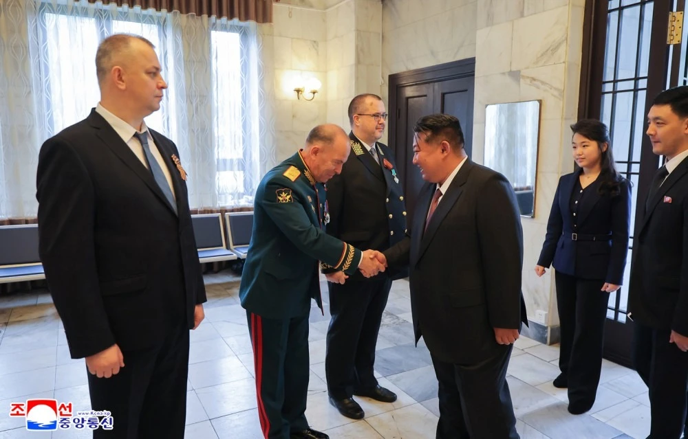 Lãnh đạo Triều Tiên Kim Jong-un cùng con gái và các quan chức cấp cao Triều Tiên đã đến thăm Đại sứ quán Nga tại thủ đô Bình Nhưỡng (Triều Tiên) ngày 9-5. Ảnh: KCNA