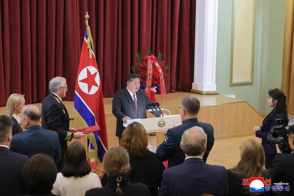Lãnh đạo Triều Tiên Kim Jong-un cùng con gái và các quan chức cấp cao Triều Tiên đã đến thăm Đại sứ quán Nga tại thủ đô Bình Nhưỡng (Triều Tiên) ngày 9-5. Ảnh: KCNA