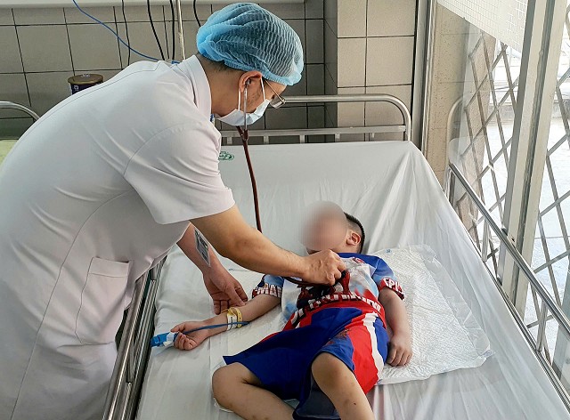 Bác sĩ chăm sóc bệnh nhi.