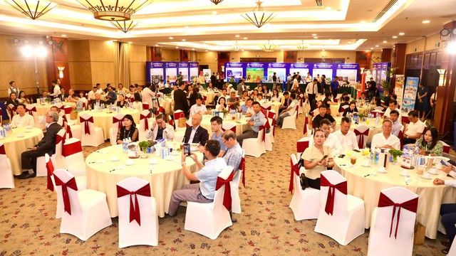Rất đông DN tham gia chương trình với mong muốn lắng nghe chia sẻ về các giải pháp ứng phó chính sách thuế quan trong bối cảnh mới, để duy trì và phát triển hoạt động sản xuất, kinh doanh