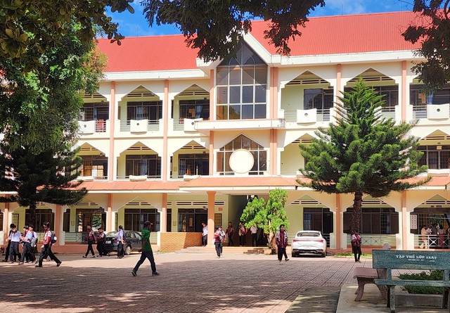 Trường THPT Cao Bá Quát nơi có 16 học sinh lớp 12 xin nghỉ học, bảo lưu kết quả