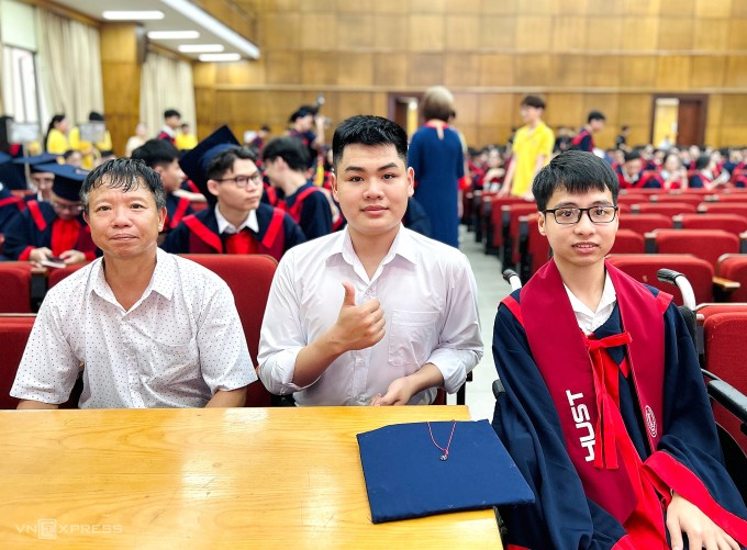 Tất Minh cùng bố là ông Nguyễn Tất Mây và bạn thân Ngô Minh Hiếu tại lễ tốt nghiệp, chiều 10/5. Ảnh: Dương Tâm