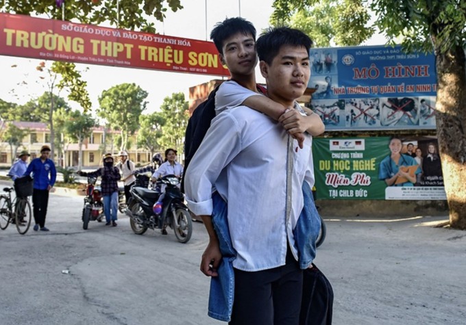 Nam sinh tái hiện &#39;10 năm cõng bạn&#39; ở lễ tốt nghiệp Bách khoa - 2