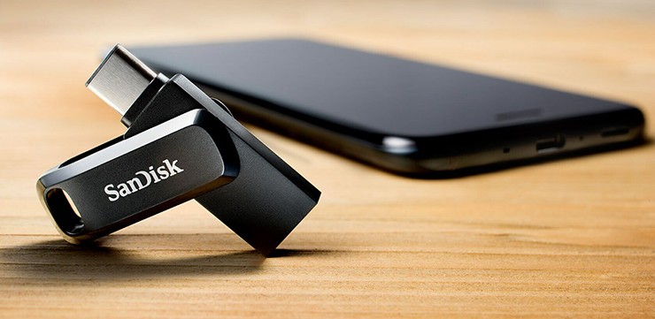 Người dùng cũng có thể kết nối với cổng USB để chuyển dữ liệu dễ dàng.