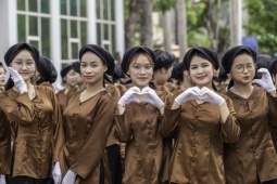 Những  bóng hồng  tham gia diễu hành kỷ niệm 70 năm giải phóng Hải Phòng