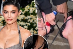 Video Kylie Jenner bị kẹt chân trong đôi giày đầy keo hút 20 triệu lượt xem