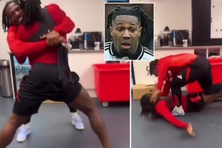 Tiền đạo lực sĩ đá bóng của Fulham quật ngã đồng đội, được tiến cử đi đấu võ UFC
