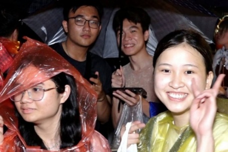 Fan đội mưa, thức cả đêm chờ 'Anh trai say hi'