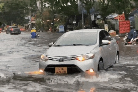 Mưa như trút ở TPHCM, xe chết máy hàng loạt, đường hoá sông