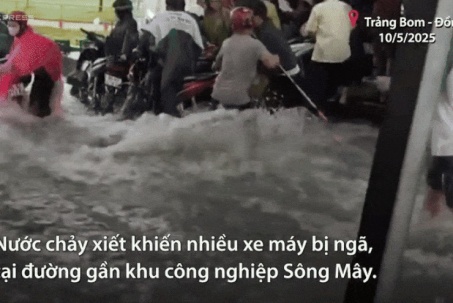 Nước chảy xiết cuốn ngã xe trên đường