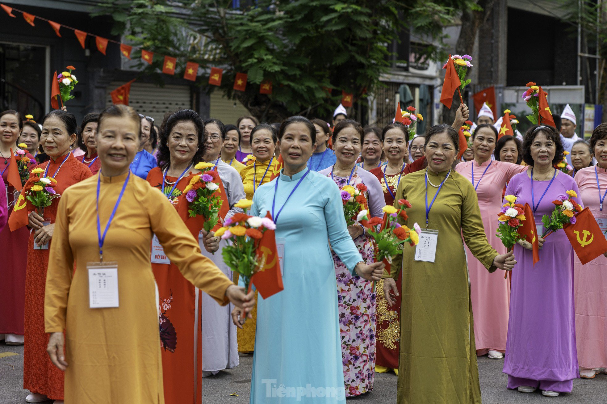 Những ‘bóng hồng’ tham gia diễu hành kỷ niệm 70 năm giải phóng Hải Phòng - 10