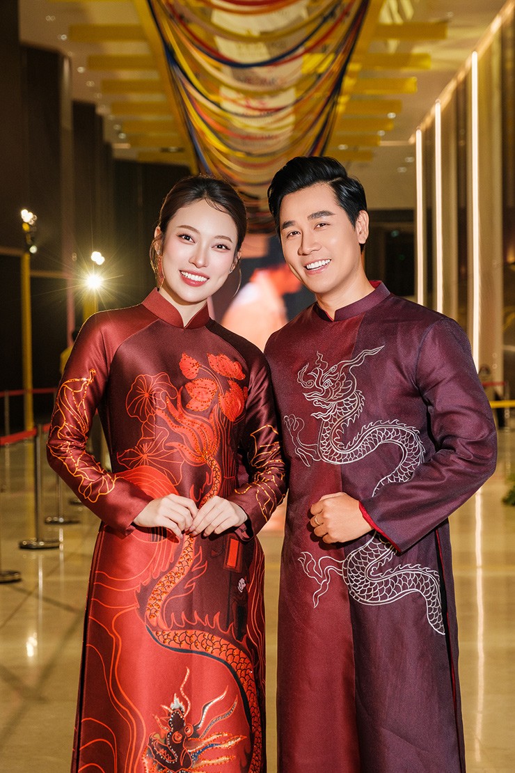 Trang phục áo dài được 2 MC chọn lựa tinh tế.