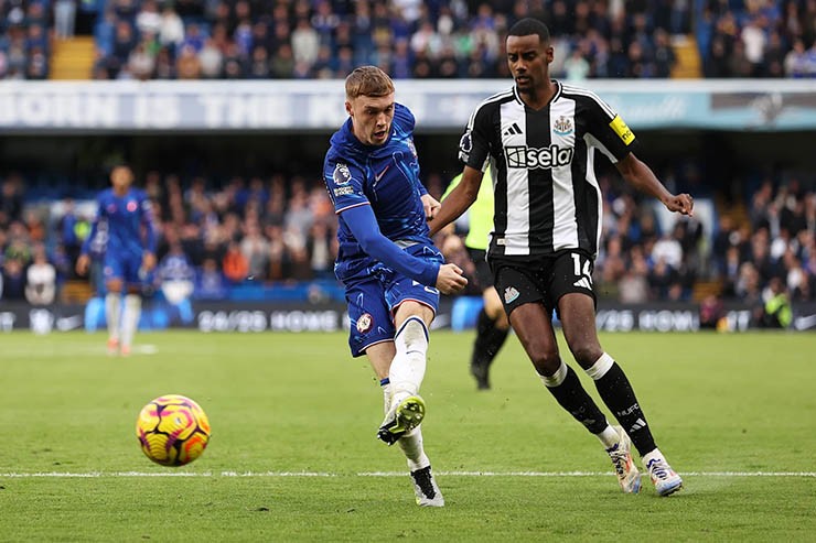 Chelsea (áo xanh) và Newcastle hứa hẹn sẽ có màn so tài căng thẳng