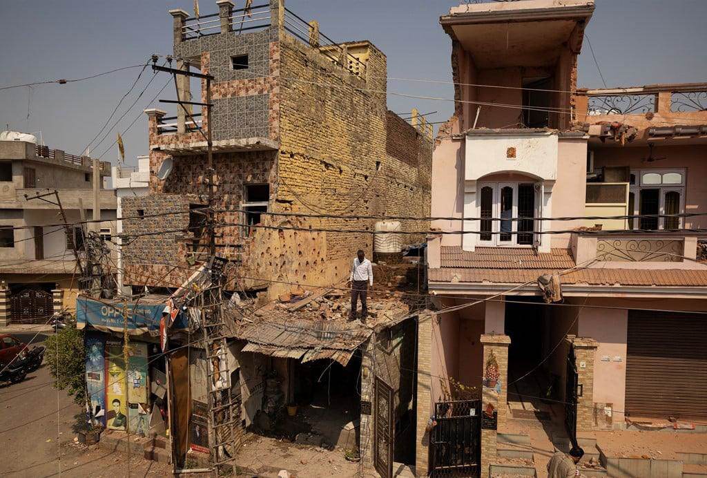 Một toà nhà ở Kashmir (phần do Ấn Độ kiểm soát) bị hư hại do Pakistan pháo kích (ảnh: Reuters)