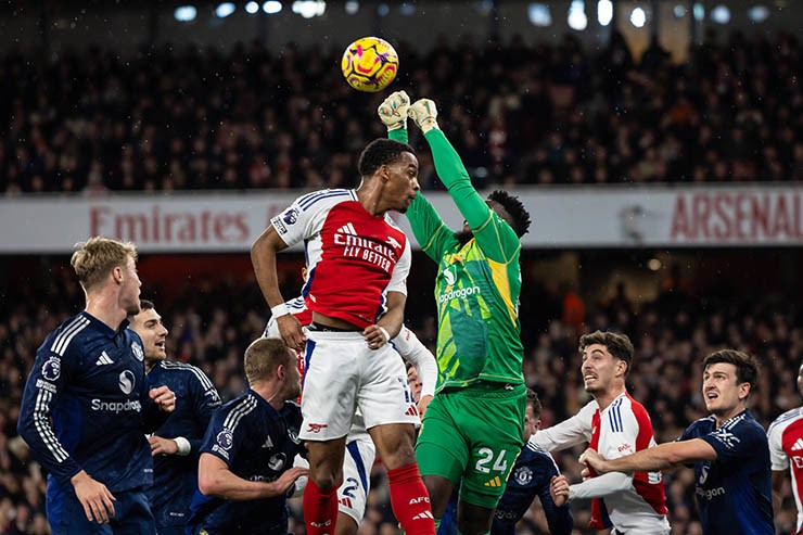 Arsenal có mùa giải ấn tượng hơn so với MU?