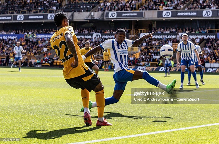 Wolves (áo vàng) và Brighton thi đấu nỗ lực