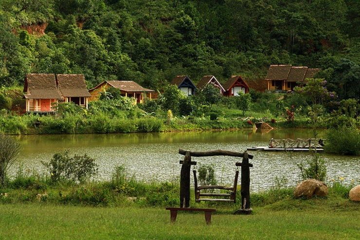 Cách trung tâm thành phố khoảng 20 km, làng Cù Lần mang trong mình vẻ đẹp hoang sơ, mộc mạc của núi rừng Tây Nguyên. Nơi đây không có sự ồn ào của phố thị, chỉ có tiếng suối chảy róc rách, tiếng chim hót líu lo, và những con đường mòn uốn lượn giữa các thung lũng xanh mướt. Ảnh Đà Lạt