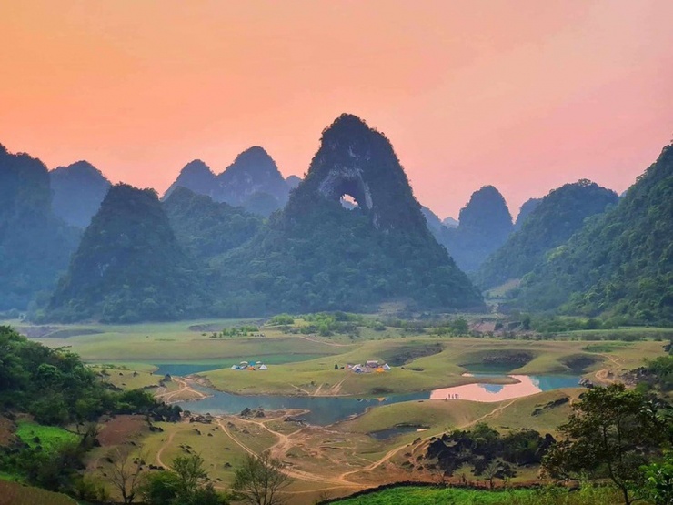 “Mắt Thần Núi” hay còn gọi là hố sụt Thang Hen, tọa lạc tại khu vực núi Phja Piót thuộc xã Cao Chương, huyện Trùng Khánh, tỉnh Cao Bằng. Đây là một dạng hố sụt karst khổng lồ hình tròn, nằm lộ thiên giữa sườn núi đá vôi dựng đứng – tạo cảm giác như có một con mắt khổng lồ đang dõi theo đất trời. Ảnh MIA