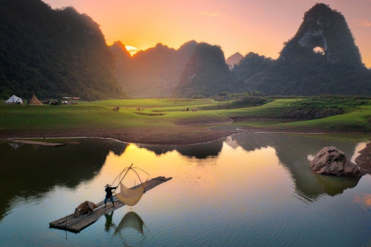 Thời điểm lý tưởng nhất để tham quan là từ tháng 9 đến tháng 11, khi thời tiết khô ráo, nắng nhẹ và cây cối chuyển màu vàng rực rỡ. Vào buổi sáng sớm hoặc hoàng hôn, ánh nắng len qua những kẽ núi, chiếu thẳng vào “con mắt” tạo nên những bức tranh ánh sáng huyền ảo đến mê hoặc. Ảnh Luxtour