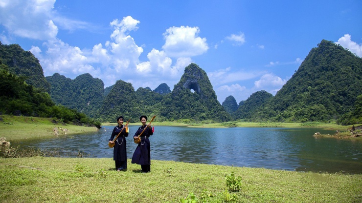 Nhờ vẻ đẹp độc đáo và độ thử thách trong hành trình tiếp cận, Mắt Thần Núi đang ngày càng được biết đến trong cộng đồng yêu thích du lịch khám phá, đặc biệt là giới trẻ ưa mạo hiểm. Nơi đây không chỉ là điểm check-in “triệu view”, mà còn là một trong những hố sụt tự nhiên đẹp và hiếm có nhất ở Việt Nam. Ảnh dulichCaobang