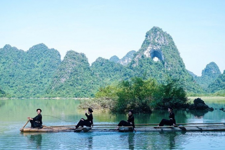 Tuy chưa có nhiều dịch vụ du lịch chuyên nghiệp, nhưng chính điều đó lại giữ cho nơi này vẻ tĩnh lặng, hoang sơ, rất thích hợp cho những ai muốn “trốn phố” để hòa mình vào thiên nhiên thuần khiết. Ảnh dulichCaobang