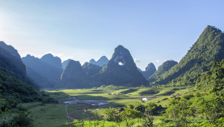 Mắt Thần Núi không chỉ là một hiện tượng địa chất hiếm gặp, mà còn là biểu tượng cho vẻ đẹp huyền bí của Cao Bằng – nơi mà mỗi bước chân đều là một hành trình khám phá vẻ đẹp thuần khiết nhất của đất trời.