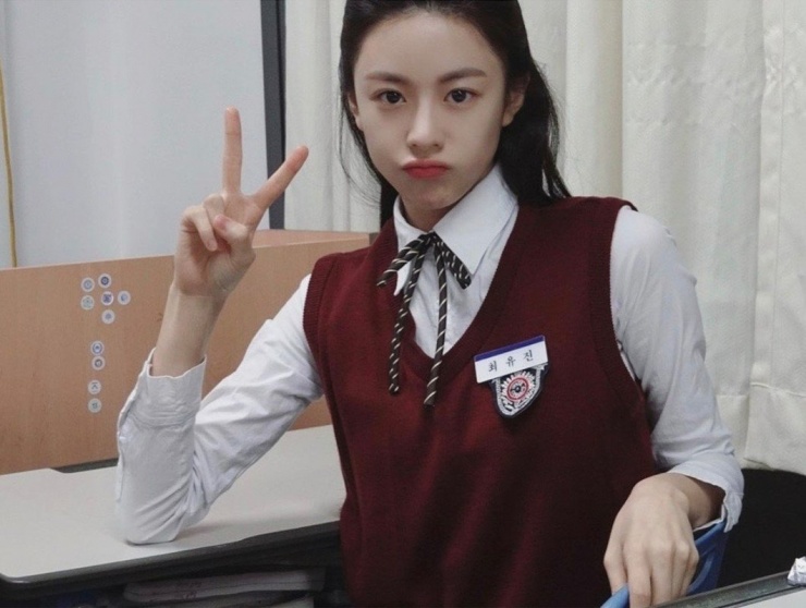 Go Yoon Jung chính thức ra mắt với vai phụ trong bộ phim truyền hình đình đám He Is Psychometric (2019) của đài tvN, bên cạnh Park Jin Young (GOT7) và Shin Ye Eun. Dù thời lượng xuất hiện không nhiều, biểu cảm tự nhiên và ánh mắt biết nói của cô đã lập tức thu hút sự chú ý, mở ra nhiều cơ hội lớn hơn sau này.