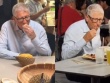 Bill Gates 'cau mày' khi ăn thử sầu riêng